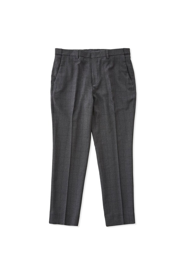 어반 에센셜 TRABEST 슬랙스_그레이체크 (테이퍼드핏)는 포멀과 일상, 두 가지 스타일 모두 소화 가능한 남성용 슬랙스입니다. 고급스러운 울 소재로 제작되어 부드러운 촉감을 선사하며, 얇은 두께감으로 사계절 내내 활용하기 좋습니다. 은은한 그레이 컬러의 체크 패턴이 클래식하고 미니멀한 무드를 연출하며, 테이퍼드핏으로 깔끔한 실루엣을 완성합니다. 히든밴드 디자인과 허리둘레 1~1.5인치 신축성으로 편안한 착용감은 물론, 활동성을 높여줍니다. 오피스룩, 비즈니스 캐주얼, 출근룩 등 다양한 TPO에 활용하여 세련된 스타일을 연출해보세요.
