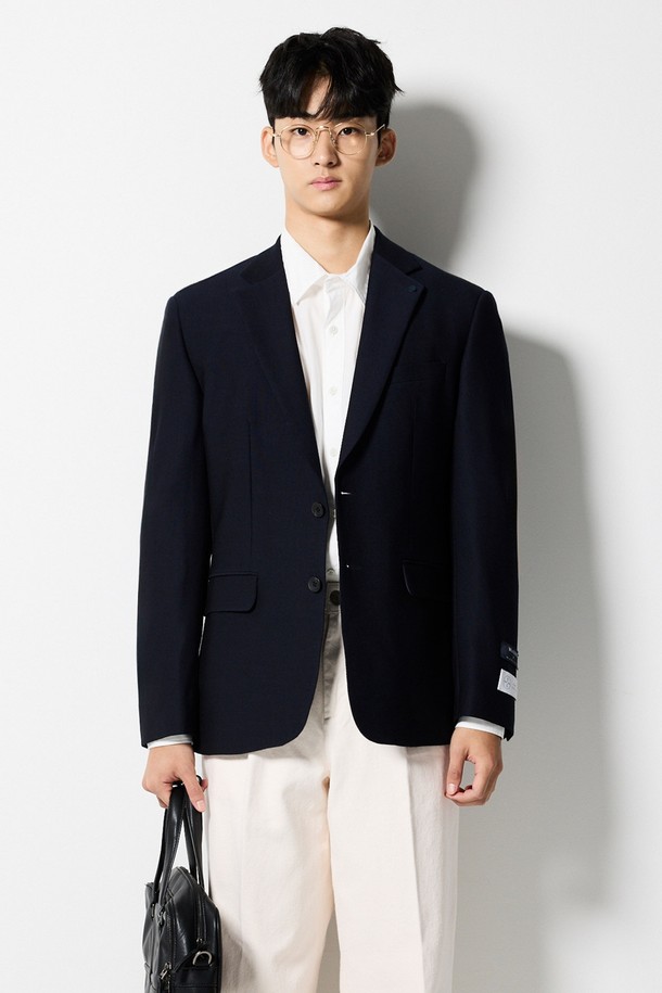 이탈리아 MARLANE(마를라네) 울 사방 스판 수트 재킷_네이비는 남성 고객을 위한 클래식 스타일의 수트 자켓입니다. 봄, 가을에 착용하기 좋으며 비즈니스, 포멀, 행사 등 다양한 TPO에 적합합니다. 네이비 색상의 무지 패턴으로, 클래식한 디자인과 미니멀한 스타일을 연출합니다. 울과 우레탄 혼방 소재로 제작되어 부드러운 촉감과 뛰어난 신축성을 자랑합니다. 싱글 버튼 여밈 방식에 레귤러 기장으로, 노치드 라펠, 브리티시 스타일 사이드 벤트, 슬림 웨이스트라인 실루엣 등 디테일이 돋보입니다.
