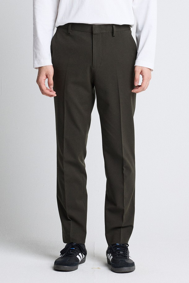 캐시미어 터치 슬랙스_ 카키 (테이퍼드핏)는 포멀함과 일상에서의 편안함을 모두 갖춘 남성용 슬랙스입니다. 부드러운 캐시미어 터치 원단으로 제작되어 고급스러운 촉감을 선사하며, 중농 두께감으로 가을, 겨울 시즌에 적합합니다. 테이퍼드핏 디자인은 클래식하면서도 세련된 스타일을 연출하며, 오피스룩, 비즈니스 캐주얼, 출근룩 등 다양한 TPO에 활용할 수 있습니다. 무지 패턴의 카키 컬러는 미니멀한 스타일을 선호하는 분들께 좋은 선택입니다. 정장 슬랙스로, 격식 있는 자리에서도 돋보이는 매력을 발휘합니다.
