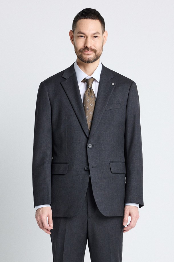 **클래식핏 트윌 수트 재킷 (그레이)**는 남성분들을 위한 포멀하고 클래식한 스타일의 수트 재킷입니다. 부드러운 울 소재로 제작되어 봄, 가을, 겨울, 세 계절에 걸쳐 착용 가능하며, 4WAY 스트레치 기능으로 편안한 착용감을 제공합니다. 

**클래식핏**으로 제작되어 깔끔한 핏을 연출하며, 무지 패턴과 싱글버튼 여밈 방식, 내추럴 숄더라인 디자인이 특징입니다. 오피스룩, 비즈니스 캐주얼, 회의룩 등 다양한 TPO에 활용할 수 있습니다.

****영구 프레스 가공** 처리로 관리가 용이하며, 통기성과 흡습성이 뛰어나 쾌적하게 착용할 수 있습니다. 가짜 버튼 소매 디자인으로 세련된 포인트를 더했습니다. 미니멀한 스타일을 선호하는 분들께 추천합니다.
