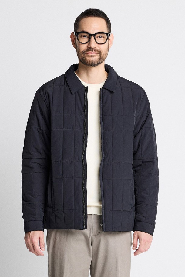 따뜻함과 스타일을 동시에 잡은 남성용 스퀘어 퀼팅 점퍼입니다. 블랙 컬러의 레귤러핏으로, 캐주얼 및 미니멀 스타일을 연출하기 좋습니다. 가을, 겨울 시즌에 적합하며, 두꺼운 두께감과 부드러운 촉감의 나일론 소재로 제작되어 뛰어난 보온성을 자랑합니다. 집업 방식으로 간편하게 착용 가능하며, 일상, 산책, 여행 등 다양한 TPO에 활용할 수 있습니다. 퀼팅 패턴과 긴 소매 디자인이 돋보이는 유틸리티 타입의 아우터입니다.
