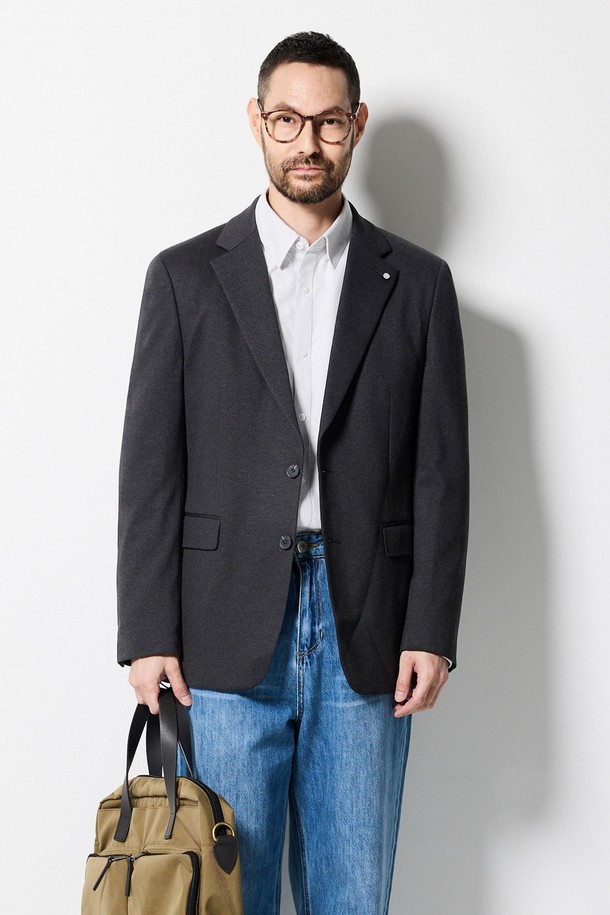 Motion-Free Jersey 셋업 자켓(릴렉스핏) (챠콜)은 일상과 포멀한 자리에 모두 어울리는 남성용 자켓입니다. 차콜 색상의 무지 패턴에 싱글 버튼 여밈 방식으로 클래식하고 미니멀한 스타일을 연출합니다. 봄, 가을에 적합하며, 출근룩, 비즈니스 캐주얼, 모임룩 등 다양한 TPO에 활용할 수 있는 모션프리 정장 자켓입니다.
