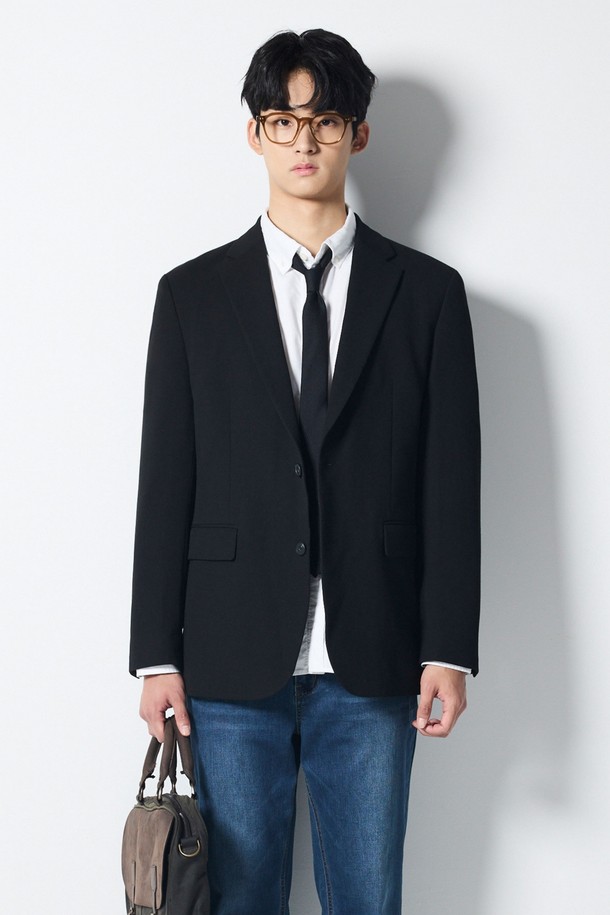 캐시미어 터치 셋업 자켓 (릴렉스핏) (블랙)은 부드러운 촉감의 울 소재로 제작되어 가을, 겨울, 초봄에 착용하기 좋습니다. 클래식하고 미니멀한 스타일의 이 자켓은 릴렉스핏으로 편안한 착용감을 선사하며, 일상과 포멀한 자리 모두 잘 어울립니다. 노치드 라펠, 사이드 벤트, 내추럴 숄더라인, 얇은 숄더 패딩, 4방향 스트레치 등의 디테일이 특징이며, 오피스룩, 비즈니스 캐주얼, 모임룩 TPO에 적합합니다. 싱글 버튼 여밈 방식의 레귤러 기장으로, 블랙 컬러의 무지 디자인이 시크한 분위기를 연출합니다.

