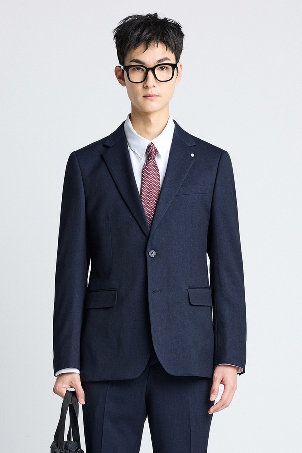 Tech-Poly(테크-폴리) 사방 스판 에센셜 수트 재킷_인디고는 남성용 슬림핏 수트 재킷입니다. 봄, 여름, 가을에 착용하기 좋으며, 포멀, 비즈니스, 일상 등 다양한 용도로 활용할 수 있습니다. 인디고 컬러의 무지 디자인으로 클래식하고 미니멀한 스타일을 연출합니다. 4방향 스판 소재로 제작되어 신축성이 뛰어나고, 주름 방지 기능으로 관리가 용이합니다. 자연스러운 어깨 라인과 무광택의 부드러운 촉감이 특징이며, 오피스룩, 비즈니스 캐주얼, 출근룩에 적합합니다.
