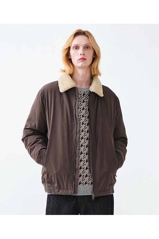 [DIEMS by STCO] 파일럿 다운 점퍼 (카키)는 겨울철 따뜻함과 스타일을 동시에 잡을 수 있는 남성용 아우터입니다. 캐주얼, 미니멀, 워크웨어 스타일을 아우르는 디자인으로, 일상에서 폭넓게 활용 가능합니다. 롱 기장의 레귤러핏으로 제작되었으며, 넉넉한 두께감과 보온, 방풍 기능을 갖춰 추운 날씨에도 든든하게 몸을 보호합니다. 나일론 소재를 사용하여 내구성이 뛰어나며, 집업 여밈 방식과 긴 소매 디자인으로 편안한 착용감을 선사합니다. 밀리터리 무드의 파일럿 스타일을 연출하여 개성 있는 겨울 패션을 완성해보세요.
