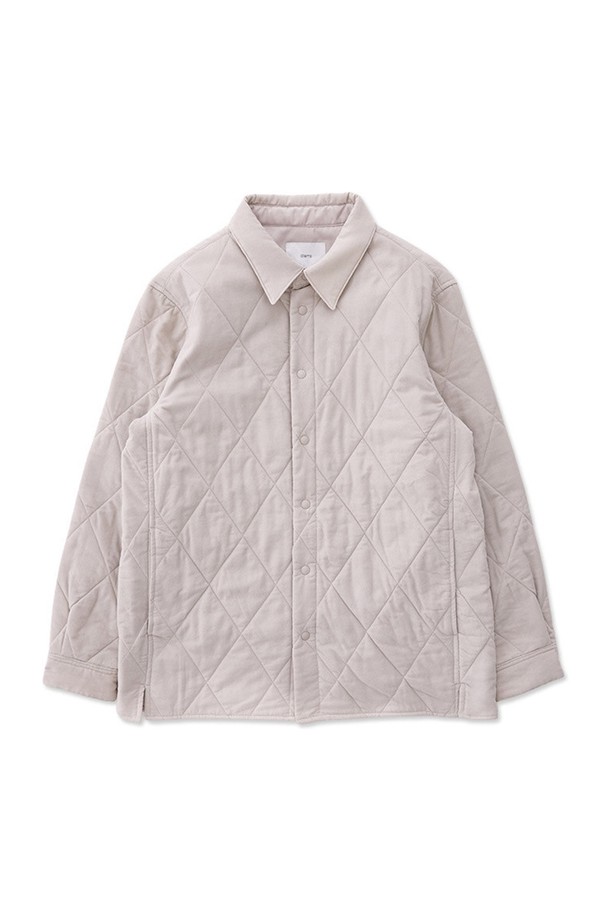 아이보리 컬러의 남성용 다이아 퀼팅 셔츠형 자켓입니다. 두꺼운 코듀로이 소재로 제작되어 봄, 가을, 겨울까지 폭넓게 활용 가능합니다. 캐주얼 및 베이직 스타일을 연출하며, 셔츠형 디자인과 레귤러 핏으로 편안한 착용감을 제공합니다. 에코 패딩 충전재와 다이아몬드 퀼팅 안감, 옆트임 디테일이 특징입니다. 동네 마실룩, 겨울 데일리룩 등 다양한 TPO에 맞춰 활용할 수 있습니다.
