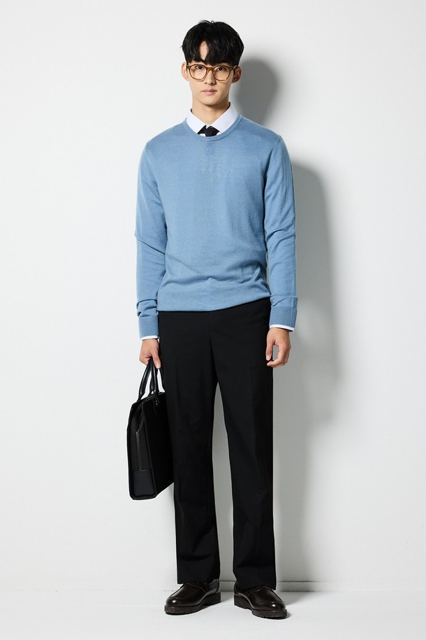 [BLACK LABEL] 젠틀맨 울혼방 니트_블루 (베이직핏)는 부드러운 울 혼방 소재로 제작되어 가을, 겨울 시즌  gentlemen을 위한 클래식하고 미니멀한 스타일을 연출합니다. 라운드넥에 긴 소매, 레귤러 기장으로 디자인되어 오피스룩, 비즈니스 캐주얼, 겨울 데일리룩 등 다양한 TPO에 활용하기 좋습니다. 베이직핏으로 편안한 착용감을 선사하며, 무지 디자인의 블루 컬러는 어떤 옷에도 쉽게 매치하여 세련된 룩을 완성합니다.
