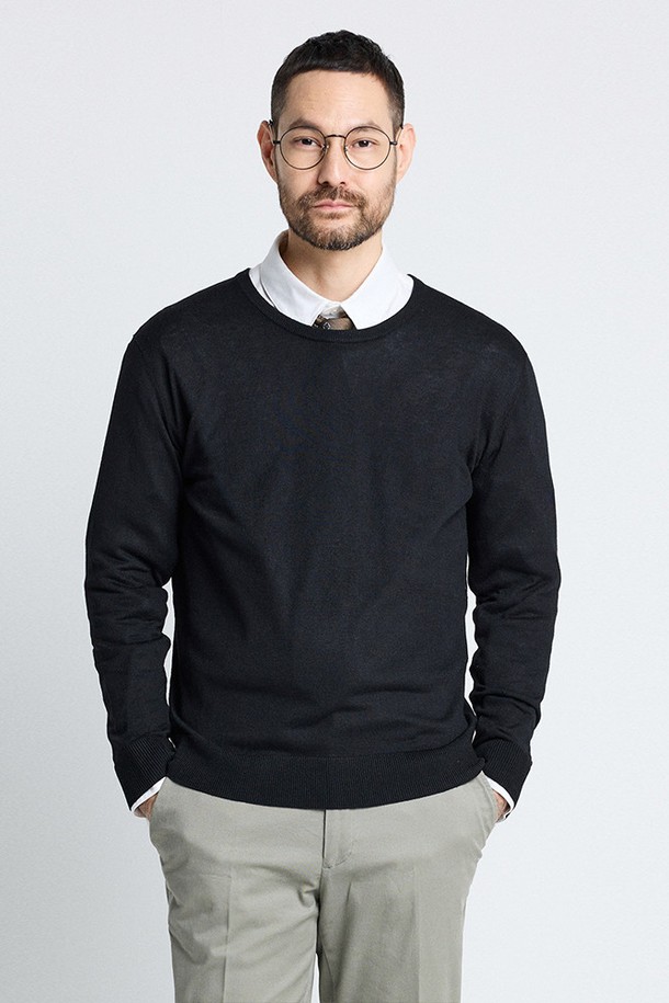 [BLACK LABEL] 베이직핏 워셔블 라운드 니트는 남성을 위한 블랙 색상의 긴소매 니트/스웨터입니다. 베이직한 스타일의 무지 패턴으로, 봄과 가을에 일상복으로 적합하며 레귤러 기장의 베이직핏입니다. 워셔블 기능이 있어 관리가 용이한 라운드넥 디자인입니다.
