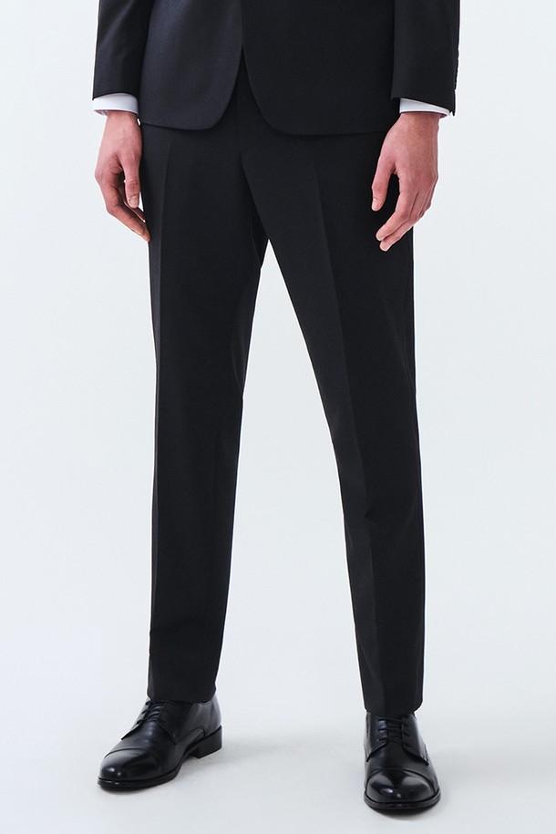 클래식핏 트윌 수트팬츠(블랙)는 남성용 수트팬츠로, 포멀한 자리나 일상에서도 착용하기 좋습니다. 봄, 가을에 적합하며, 클래식한 스타일을 연출합니다. 부드러운 촉감의 폴리에스테르 소재로 제작되어 우수한 형태 안정성과 내구성을 자랑합니다. 무지 디자인의 긴 기장으로 오피스룩, 비즈니스 캐주얼, 회의룩에 활용하기 좋으며 미니멀하고 시크한 스타일을 완성합니다. 밴딩이 없는 클래식핏으로 깔끔한 실루엣을 선사합니다.

