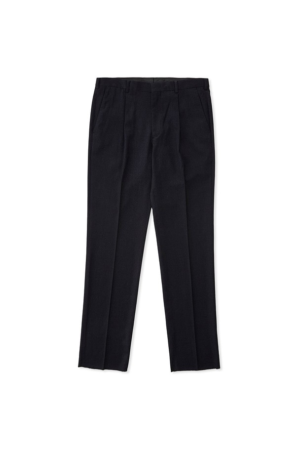 네이비 컬러의 인디고 컴포트핏 수트팬츠입니다. 봄, 가을에 착용하기 좋으며, 포멀 및 정장 스타일 연출에 적합합니다. 테크플리 소재와 사방 스판으로 제작되어 신축성이 뛰어나고 형태 안정성이 우수하며, 부드러운 촉감을 제공합니다. 클래식하고 미니멀한 스타일로, 오피스룩, 비즈니스 캐주얼, 회의룩 등 다양한 TPO에 활용 가능합니다. 밑단 수선이 필요합니다.
