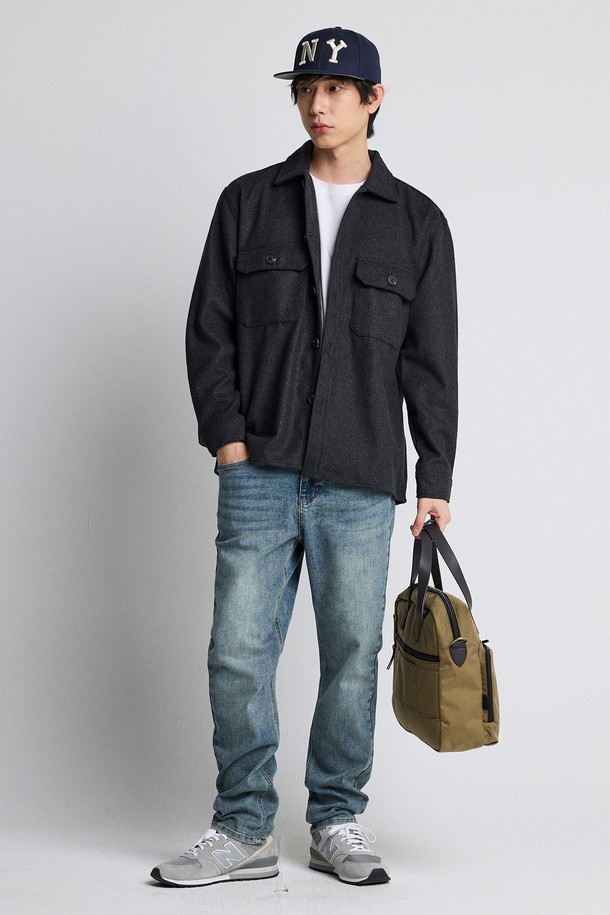 세련된 스타일을 연출하는 오버핏 빅포켓 셔켓 (그레이)입니다. 가을과 겨울, 데이트룩과 겨울 데일리룩에 활용하기 좋은 아이템입니다. 넉넉한 오버핏으로 편안한 착용감을 선사하며, 캐주얼, 미니멀, 클래식 스타일을 모두 소화합니다. 도톰한 두께감의 울, 레이온 혼방 소재로 부드러운 촉감을 느낄 수 있습니다. 가슴 포켓 디테일과 티셔츠 레이어드가 가능하며, 단품으로도 멋스럽게 연출할 수 있습니다.
