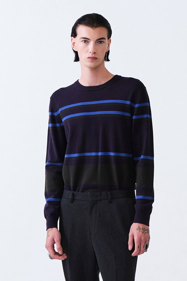 네이비 컬러의 베이직핏 소매 포인트 찰떡 니트는 가을, 겨울 시즌 당신의 데일리룩을 책임질 남성용 상의입니다. 라운드넥 디자인에 베이직한 스타일로, 캐주얼, 클래식, 미니멀 룩 등 다양한 스타일에 활용하기 좋습니다. 긴소매와 스트라이프 패턴이 은은한 포인트를 더하며, 레귤러 기장으로 편안한 착용감을 선사합니다. 니트 소재 특유의 부드러운 질감으로 포근함을 더하여 겨울철에도 따뜻하게 입을 수 있습니다.
