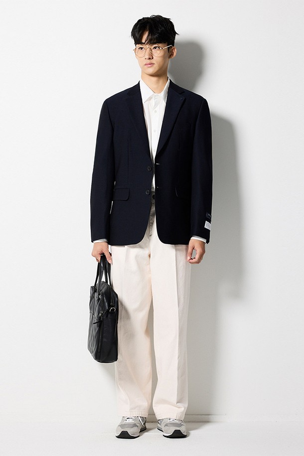 이탈리아 MARLANE(마를라네) 울 사방 스판 수트 재킷_네이비는 남성 고객을 위한 클래식 스타일의 수트 자켓입니다. 봄, 가을에 착용하기 좋으며 비즈니스, 포멀, 행사 등 다양한 TPO에 적합합니다. 네이비 색상의 무지 패턴으로, 클래식한 디자인과 미니멀한 스타일을 연출합니다. 울과 우레탄 혼방 소재로 제작되어 부드러운 촉감과 뛰어난 신축성을 자랑합니다. 싱글 버튼 여밈 방식에 레귤러 기장으로, 노치드 라펠, 브리티시 스타일 사이드 벤트, 슬림 웨이스트라인 실루엣 등 디테일이 돋보입니다.
