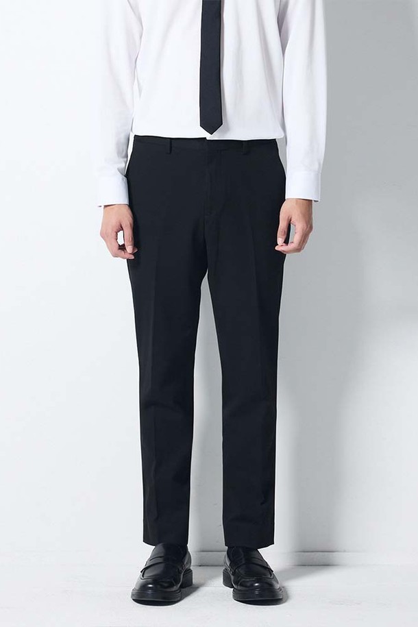 캐시미어터치 셋업 팬츠 (테이퍼드핏) (블랙)는 포멀함과 클래식한 무드를 동시에 갖춘 남성용 슬랙스입니다. 가을, 겨울, 초봄에 적합하며, 일상 및 포멀한 자리에 모두 활용 가능합니다. 부드러운 촉감의 울 소재로 제작되었으며, 미세기모 처리를 통해 고급스러운 착용감을 선사합니다. 신축성과 4-way 스트레치 기능이 있어 편안한 활동성을 보장하며, 컴포트 밴딩으로 허리 부분의 편안함을 더했습니다. 테이퍼드핏으로 다리가 슬림해 보이는 효과를 주며, 밑단 마감 처리가 완료되어 있어 깔끔하게 착용할 수 있습니다. 오피스룩, 비즈니스 캐주얼, 출근룩 등 다양한 TPO에 맞춰 미니멀하고 세련된 스타일을 연출해보세요.

