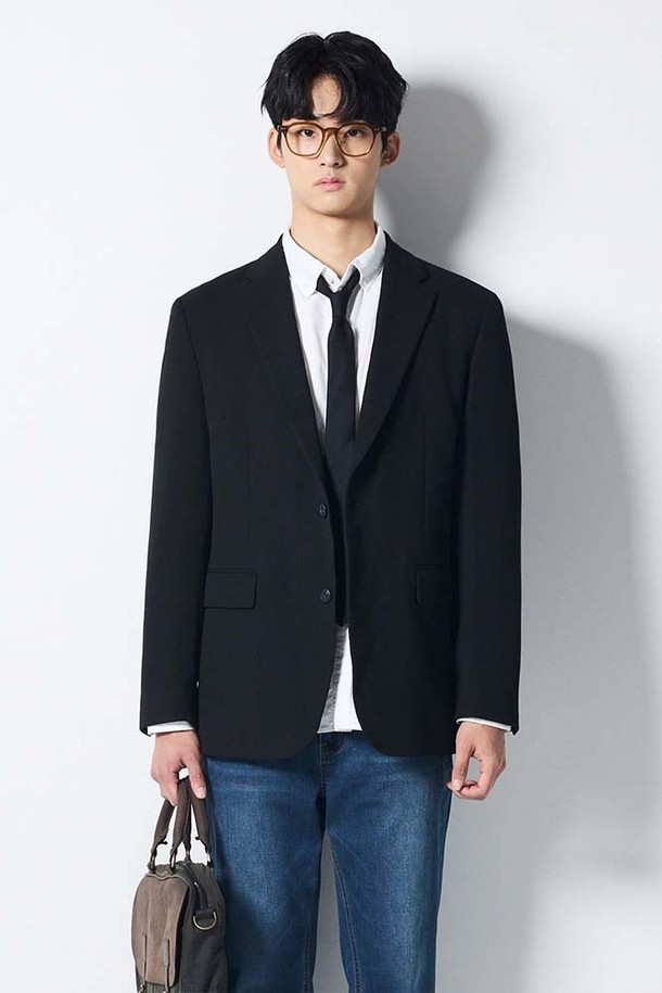 캐시미어 터치 셋업 자켓 (릴렉스핏) (블랙)은 부드러운 촉감의 울 소재로 제작되어 가을, 겨울, 초봄에 착용하기 좋습니다. 클래식하고 미니멀한 스타일의 이 자켓은 릴렉스핏으로 편안한 착용감을 선사하며, 일상과 포멀한 자리 모두 잘 어울립니다. 노치드 라펠, 사이드 벤트, 내추럴 숄더라인, 얇은 숄더 패딩, 4방향 스트레치 등의 디테일이 특징이며, 오피스룩, 비즈니스 캐주얼, 모임룩 TPO에 적합합니다. 싱글 버튼 여밈 방식의 레귤러 기장으로, 블랙 컬러의 무지 디자인이 시크한 분위기를 연출합니다.
