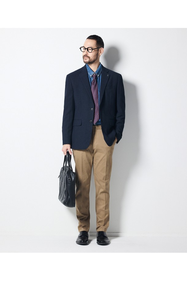 이탈리아 MARLANE(말라네) 원단의 투톤 울 자켓입니다. 네이비 컬러에 릴랙스 핏으로 제작되어 편안하면서도 세련된 스타일을 연출합니다. 가을, 겨울 시즌에 어울리는 두꺼운 두께감과 부드러운 촉감이 특징이며, 클래식하고 포멀한 분위기를 자아냅니다. 싱글 버튼 테일러드 디자인으로 오피스룩, 비즈니스 캐주얼, 모임룩 등 다양한 TPO에 활용 가능합니다. 미니멀한 스타일을 선호하는 남성분들께 추천하는 자켓입니다.
