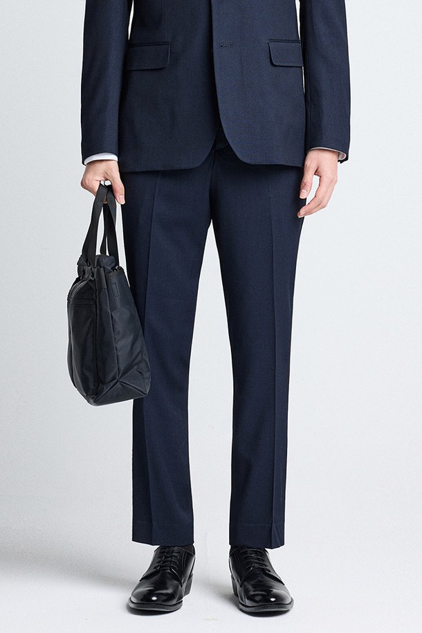 Tech-Poly(테크-폴리) 사방스판 에센셜 수트 팬츠_네이비 (슬림핏)는 포멀, 정장 스타일을 위한 남성용 수트 팬츠입니다. 테크폴리 소재로 제작되어 부드러운 촉감과 우수한 형태 안정성, 내구성을 자랑하며 사방 스판 기능으로 편안한 착용감을 제공합니다. 슬림핏 디자인과 네이비 컬러, 무지 패턴으로 클래식하고 미니멀한 스타일을 연출합니다. 얇은 두께감으로 사계절 내내 활용 가능하며, 오피스룩, 비즈니스 캐주얼, 회의룩에 적합합니다. 밑단 수선이 가능하여 완벽한 핏으로 즐길 수 있습니다.
