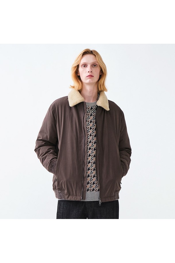 [DIEMS by STCO] 파일럿 다운 점퍼 (카키)는 겨울철 따뜻함과 스타일을 동시에 잡을 수 있는 남성용 아우터입니다. 캐주얼, 미니멀, 워크웨어 스타일을 아우르는 디자인으로, 일상에서 폭넓게 활용 가능합니다. 롱 기장의 레귤러핏으로 제작되었으며, 넉넉한 두께감과 보온, 방풍 기능을 갖춰 추운 날씨에도 든든하게 몸을 보호합니다. 나일론 소재를 사용하여 내구성이 뛰어나며, 집업 여밈 방식과 긴 소매 디자인으로 편안한 착용감을 선사합니다. 밀리터리 무드의 파일럿 스타일을 연출하여 개성 있는 겨울 패션을 완성해보세요.
