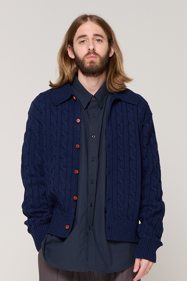 CARGOBROS - 가디건 - CABLE KNIT CARDIGAN (NAVY)