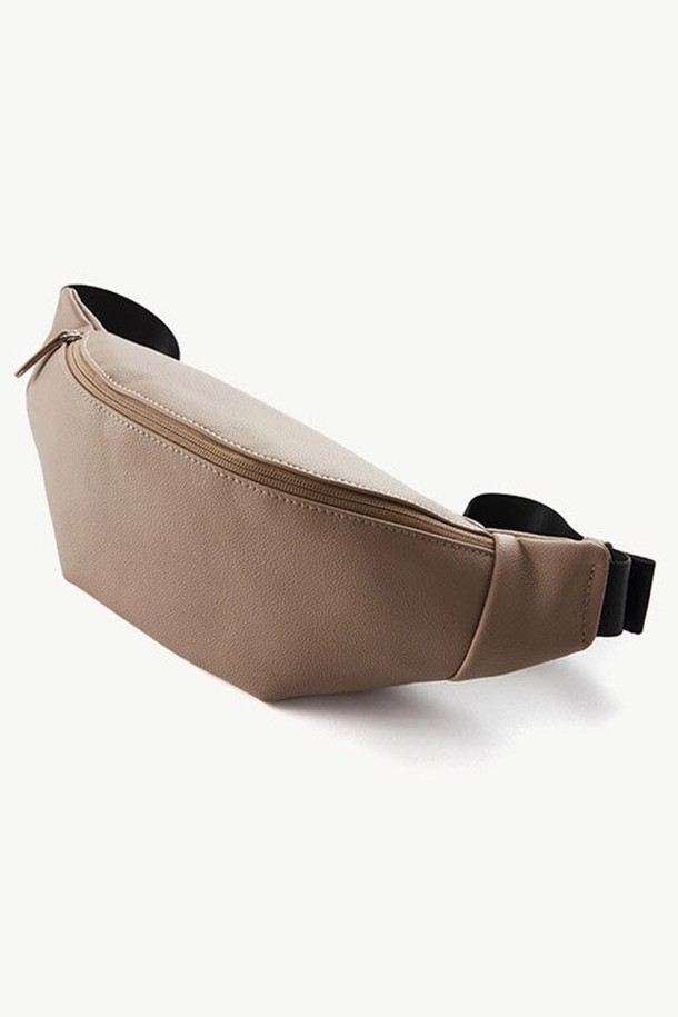 부드러운 가죽 소재의 베이지색 호보백입니다. 남성용 미디엄 사이즈로, 숄더 스트랩과 조절 가능한 스트랩이 있어 편안하게 착용할 수 있습니다. 무지 디자인으로 어떤 룩에도 잘 어울리며 캐주얼, 클래식, 미니멀 스타일을 선호하는 분들께 적합합니다. 데이트룩, 동네 마실룩, 쇼핑룩 등 다양한 TPO에 매치하여 세련된 스타일을 연출해보세요. 반원 모양의 디자인으로, 개성 있는 포인트를 더합니다.
