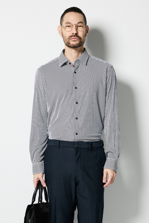 네이비 컬러의 트리코트 소재 슬림핏 셔츠입니다. 부드러운 촉감과 신축성으로 편안한 착용감을 선사하며, 주름 방지 기능으로 관리가 용이합니다. 차이나칼라 디자인과 레귤러 기장으로 제작되어, 출근룩과 비즈니스 캐주얼에 적합합니다. 베이직한 스타일로, 클래식, 미니멀, 캐주얼 등 다양한 분위기를 연출할 수 있습니다. 사계절 내내 활용 가능한 긴 소매 셔츠입니다.
