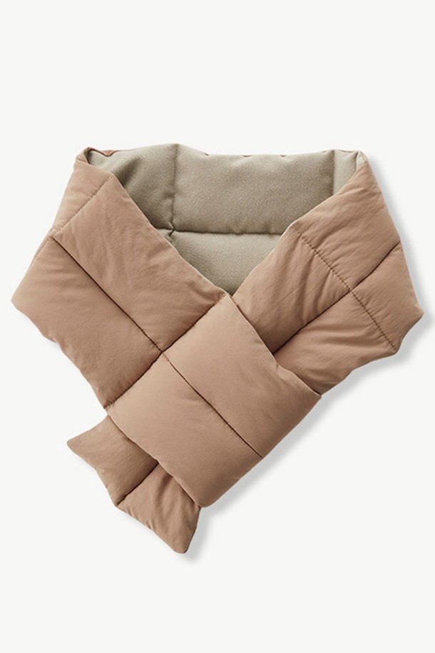 부드러운 촉감과 뛰어난 보온성을 자랑하는 리버시블 나일론 패딩 머플러 베이지입니다. 겨울철 데일리룩에 따뜻함과 스타일을 더해줄 베이직 스타일의 머플러로, 앞면과 뒷면 모두 베이지 컬러의 무지 디자인으로 제작되어 어떤 옷에도 잘 어울립니다. 두꺼운 두께감과 패딩 충전재로 추운 날씨에도 든든하게 체온을 유지해 줍니다. 미니멀하고 클래식한 디자인으로 유행을 타지 않고 오랫동안 착용할 수 있으며, 리버시블 디자인으로 다양한 스타일 연출이 가능합니다.
