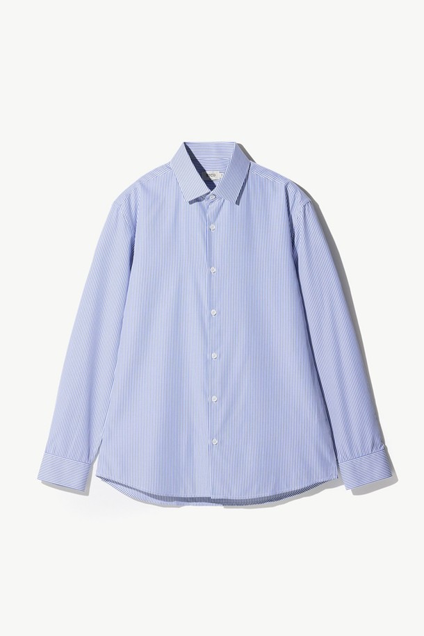 Light&Soft SHIRTS (라이트앤소프트 셔츠)_네이비 스트라이프 (슬림핏)는 베이직하고 클래식한 스타일의 남성 셔츠입니다. 얇은 두께감으로 사계절 내내 쾌적하게 착용 가능하며, 흡습 및 발산 기능으로 활동성을 높였습니다. 미세하고 촘촘하게 직조된 폴리에스터와 레이온 혼방 소재로 제작되어 부드러운 촉감과 우아한 드레이프성을 자랑합니다. 슬림핏 디자인과 네이비 스트라이프 패턴이 세련된 분위기를 연출하여 출근룩, 비즈니스 캐주얼, 오피스룩 등 다양한 TPO에 활용하기 좋습니다. 심플하고 미니멀한 스타일을 선호하는 분들께 추천합니다.
