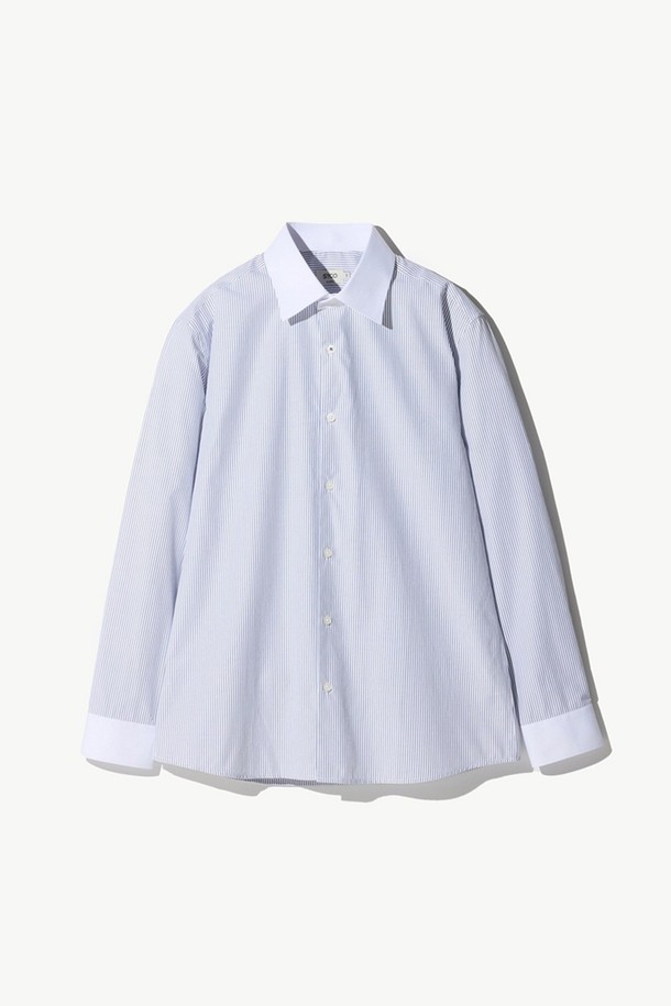 네이비 컬러의 클래식 핏 투버튼 카라 셔츠입니다. 포멀한 오피스룩부터 비즈니스 캐주얼, 면접룩까지 폭넓게 활용 가능하며, 사계절 내내 착용하기 좋습니다. 레귤러 카라보다 긴 카라 길이와 넓은 카라 벌어짐이 특징이며, 수트와 함께 매치하여 클래식하고 미니멀한 스타일을 연출할 수 있습니다. 폴리에스터와 면 혼방 소재로 제작되어 편안한 착용감을 선사합니다. 셔츠의 여밈 방식은 투버튼으로 디자인되었습니다.
