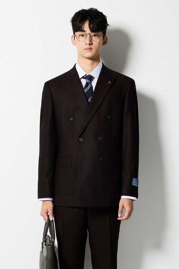 **[BLACK LABEL] W100 플란넬 수트 재킷 와인 (더블클래식)**은 가을, 겨울 시즌 포멀, 비즈니스, 정장 스타일에 적합한 남성용 수트 재킷입니다. 부드러운 촉감의 두꺼운 울 소재 플란넬 원단으로 제작되었으며, 클래식핏의 더블버튼 디자인이 특징입니다. 피크드 라펠과 이탈리안 디자인, 우수한 드레이프성으로 고급스러운 실루엣을 연출하며, 자연스러운 신축성으로 편안한 착용감을 제공합니다. 오피스룩, 비즈니스 캐주얼, 회의룩 등 다양한 TPO에 활용 가능하며, 클래식하고 미니멀한 스타일을 선호하는 분들께 추천합니다. 긴소매 기장으로 제작되었습니다.
