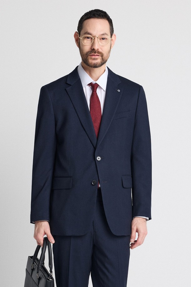 Tech-Poly(테크-폴리) 사방 스판 에센셜 수트 재킷_인디고는 비즈니스 및 포멀한 자리에 적합한 남성용 수트 자켓입니다. 클래식 및 미니멀 스타일을 추구하는 남성에게 적합하며, 사계절 내내 착용할 수 있습니다. 인디고 컬러의 무지 디자인으로 어떤 옷에도 쉽게 매치할 수 있으며, 4방향 스트레치 기능으로 편안한 착용감을 제공합니다. 주름 방지, 형태 안정, 영구 프레스 가공 등 다양한 특징을 갖춰 관리가 용이하며, 싱글 버튼, 레귤러 기장, 클래식 핏으로 제작되었습니다.
