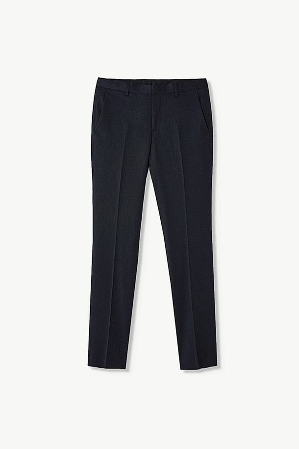 Tech-Poly(테크-폴리) 사방스판 에센셜 수트 팬츠_네이비 (슬림핏)는 포멀, 클래식 스타일을 추구하는 남성을 위한 수트 팬츠입니다. 봄, 가을에 적합하며, 오피스룩, 비즈니스 캐주얼, 회의룩 등 다양한 TPO에 활용할 수 있습니다. 테크플리 사방스판 소재로 제작되어 뛰어난 활동성과 편안함을 제공하며, 형태 안정성이 우수하고 내구성이 뛰어납니다. 슬림핏 디자인에 네이비 컬러로 세련된 스타일을 연출하며, 3X3-CROSSFIT SYSTEM을 적용하여 활동성을 높였습니다. 밑단 마감은 수선이 필요합니다.
