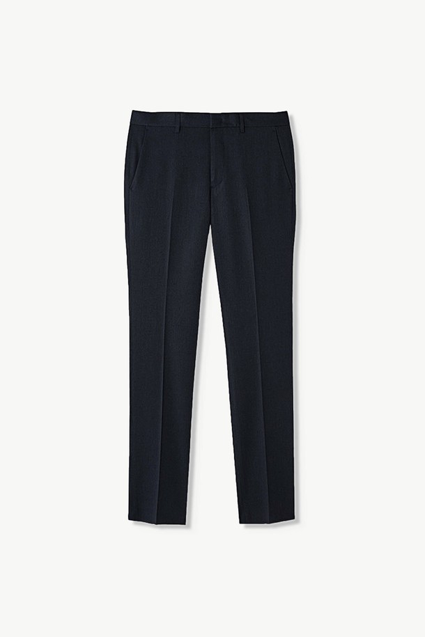 Tech-Poly(테크 폴리) 소재로 제작된 사방스판 에센셜 수트 팬츠입니다. 클래식 핏으로 제작되어 포멀한 자리뿐만 아니라 일상에서도 활용하기 좋습니다. 네이비 컬러의 무지 디자인으로 어떤 상의와도 쉽게 매치할 수 있습니다. 봄, 가을에 적합하며, 테크 폴리 소재의 우수한 형태 안정성과 내구성을 자랑합니다. 밑단 수선이 필요하며, 오피스룩, 비즈니스 캐주얼, 회의룩 등 다양한 TPO에 잘 어울립니다.
