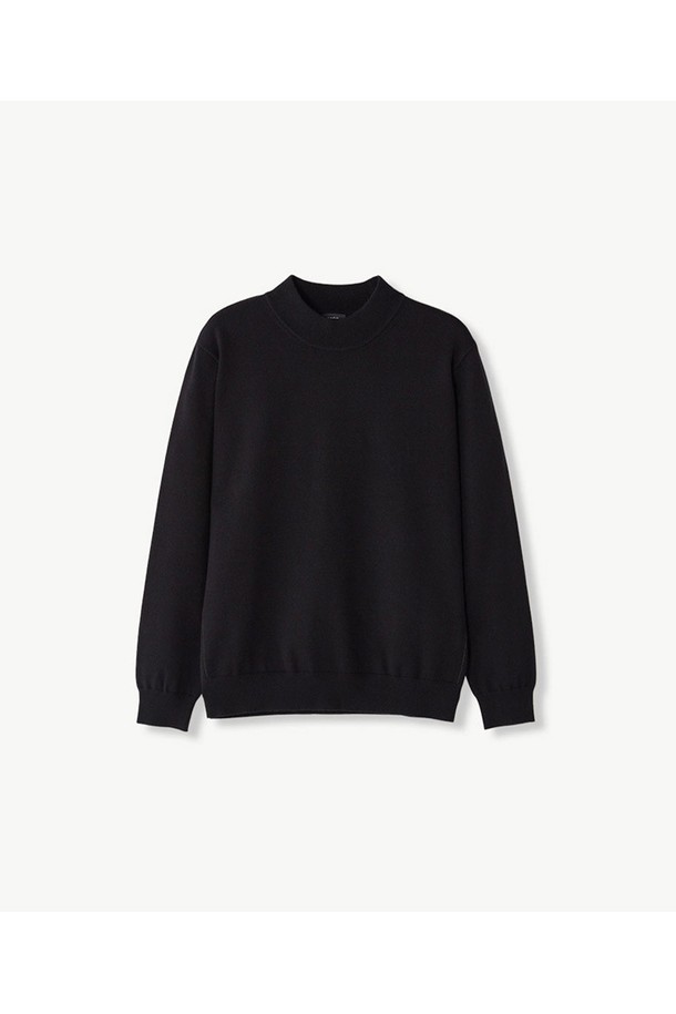 세련된 오피스룩을 완성해 줄 찰떡 모크넥 니트 (블랙)입니다. 부드러운 제프사 소재로 제작되어 가을, 겨울 시즌 내내 포근하게 착용할 수 있습니다. 레귤러핏과 긴 소매 기장으로 어떤 스타일에도 잘 어울리는 베이직 아이템입니다. 모크넥 디자인은 클래식하고 미니멀한 무드를 선사하며, 시크한 매력을 더해줍니다. 출근룩, 모임룩 등 다양한 TPO에 활용하여 세련된 스타일을 연출해보세요.
