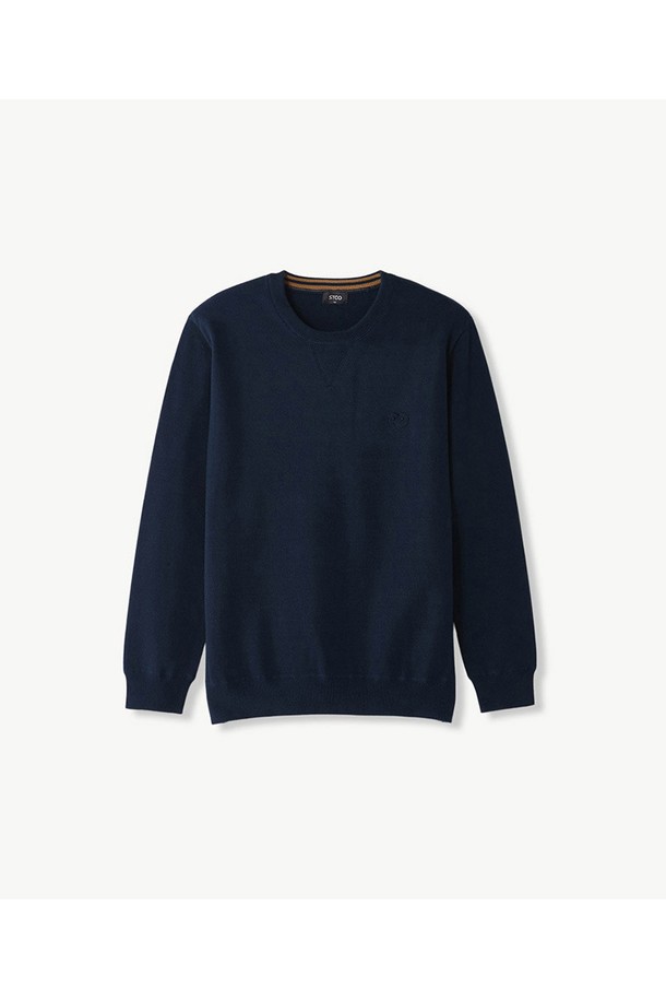 "찰떡 자수 니투맨 니트 (베이직핏) (블루)"는 일상과 출근룩에 모두 잘 어울리는 베이직 스타일의 니트입니다. 소매는 긴 소매이며, 블루 컬러에 자수 무늬가 포인트로 들어가 있습니다. 베이직핏 디자인으로, 클래식, 미니멀, 캐주얼 등 다양한 스타일 연출에 활용하기 좋습니다. 비즈니스 캐주얼에도 손색없는 활용도로, 편안하면서도 세련된 코디를 완성할 수 있습니다.
