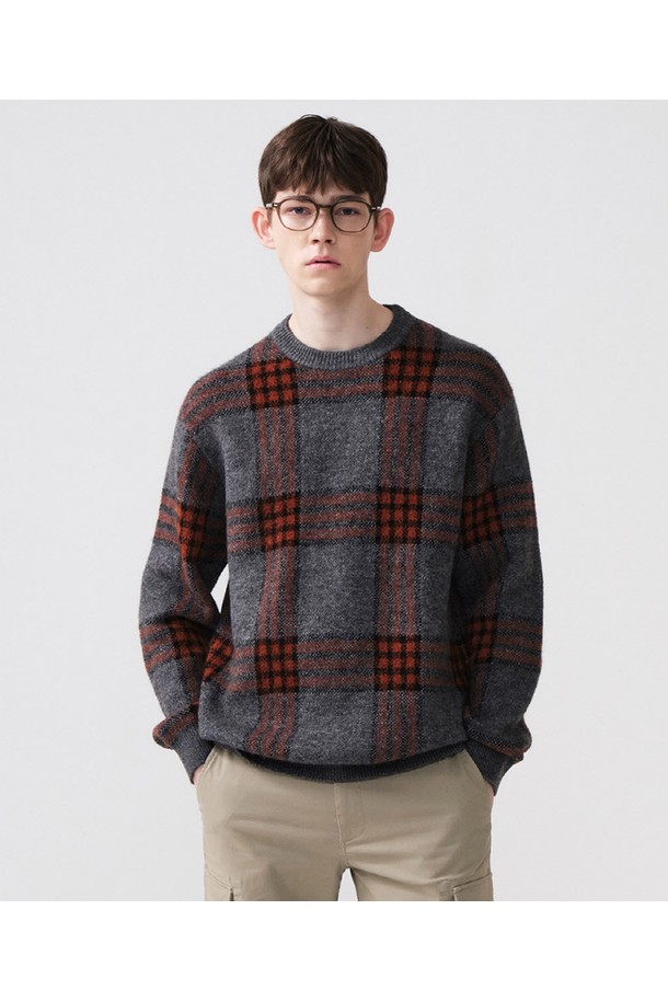 따뜻한 착용감의 WARM 체크 니트_그레이 (오버핏)입니다. 부드러운 울 소재로 제작되어 가을, 겨울 시즌에 포근하게 입을 수 있습니다. 베이직하고 캐주얼한 스타일의 라운드넥 디자인이며, Urban Traditional 스타일을 연출하기 좋습니다. 체크 패턴과 긴 소매가 돋보이며, 출근룩과 모임룩 등 다양한 TPO에 활용 가능합니다. 오버핏으로 편안하게 착용 가능하며, 캐주얼, 클래식, 미니멀 스타일을 즐겨 입는 남성분들께 추천합니다.
