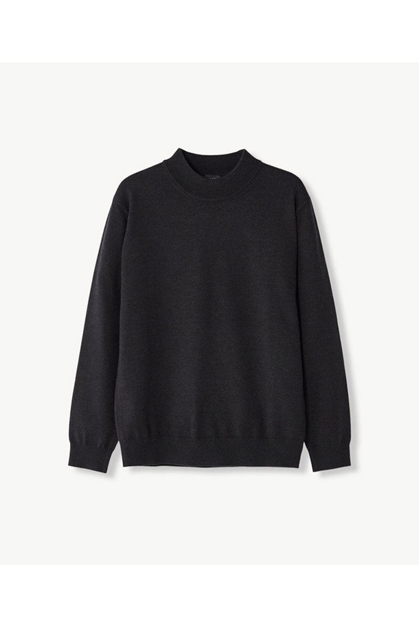 **찰떡 모크넥 니트 (그레이)**는 부드러운 제프사세 소재로 제작되어 포근한 착용감을 선사합니다. 톤 다운된 그레이 컬러와 무지 디자인으로 베이직하면서도 세련된 스타일을 연출합니다. 넉넉한 두께감과 긴 소매 기장으로 가을, 겨울철 따뜻하게 입을 수 있으며, 레귤러핏으로 편안함을 더했습니다. 출근룩과 모임룩 모두 활용 가능하며, 클래식, 미니멀, 캐주얼 등 다양한 스타일링에 용이합니다. 모크넥 디자인은 세련된 무드를 더하며, 어떤 하의와도 잘 어울리는 활용도 높은 아이템입니다.
