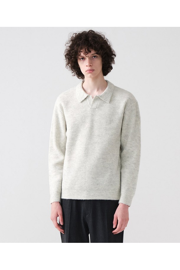 아이보리 컬러의 오픈카라 하찌 니트입니다. 가을, 겨울 시즌에 어울리는 두꺼운 두께감으로 제작되었으며, 베이직하고 캐주얼한 스타일을 연출합니다. 레귤러핏으로 편안하게 착용 가능하며, 데이트룩과 출근룩에 모두 잘 어울립니다. 하찌 패턴이 돋보이는 디자인으로, 캐주얼, 클래식, 미니멀한 스타일을 즐기는 남성분들께 추천합니다. 긴 소매 기장의 니트 소재로 부드러운 촉감을 선사합니다.
