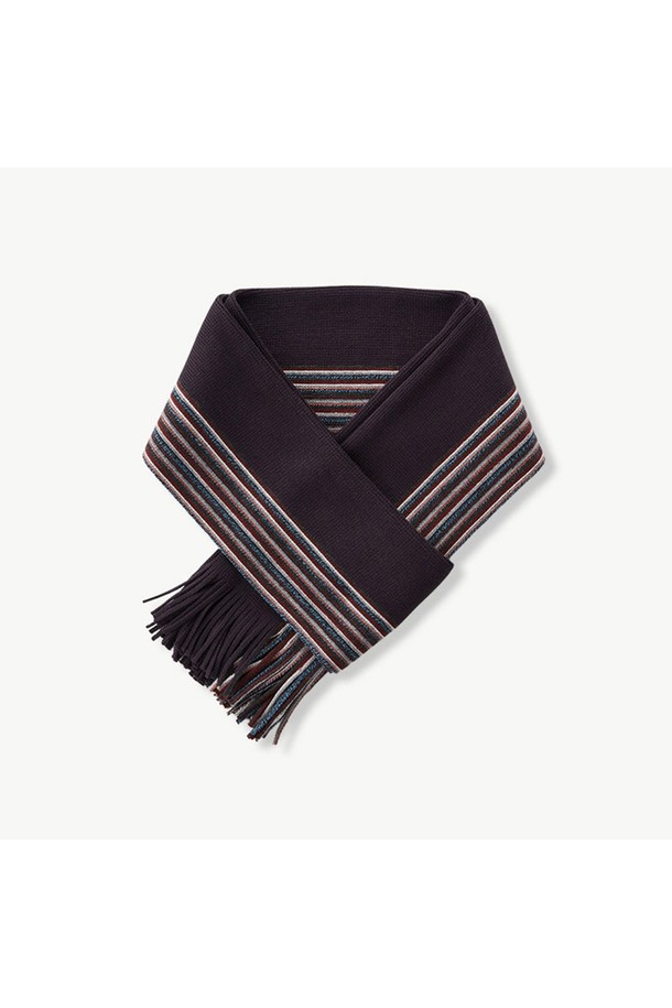 네이비 컬러의 멀티 스트라이프 니트 머플러입니다. 가을과 겨울, 쌀쌀한 날씨에 보온성을 더해주는 아이템으로, 일상과 출근룩, 모임룩 등 다양한 TPO에 활용하기 좋습니다. 부드러운 촉감의 니트 소재로 제작되어 편안하게 착용할 수 있으며, 캐주얼, 클래식, 미니멀 스타일 모두 소화 가능합니다. 베이직한 디자인에 스트라이프 패턴과 프린지 장식이 더해져 포인트를 줍니다.
