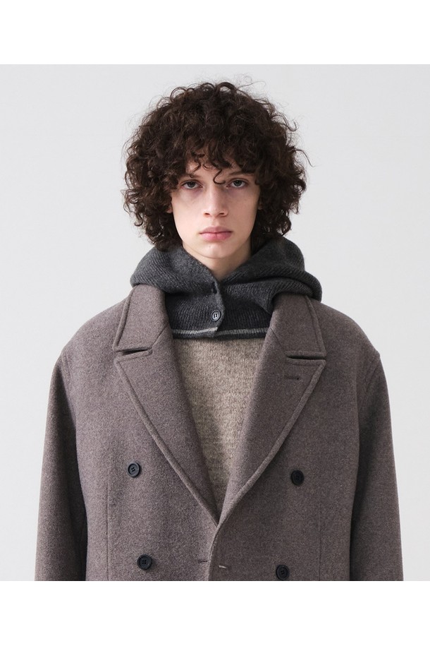 부드러운 울 소재의 챠콜 컬러 울 니트 바라클라바 머플러입니다. 겨울철 추위를 효과적으로 막아주는 두꺼운 두께감으로 보온성을 높였습니다. 베이직한 디자인으로 클래식, 미니멀, 캐주얼 등 다양한 스타일 연출에 활용할 수 있습니다. 무지 디자인에 바라클라바 스타일이 더해져 세련된 느낌을 선사합니다. 일상생활에서 따뜻하고 편안하게 착용하기 좋은 아이템입니다.
