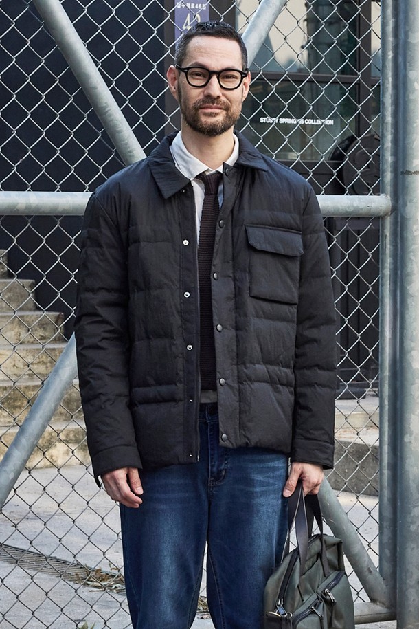 **덕다운 모던 유틸리티 재킷_블랙 (클래식핏)**은 겨울철 비즈니스 캐주얼 및 출근룩에 적합한 남성용 아우터입니다. 모던하면서도 클래식한 스타일을 연출하며, 방수 기능과 보온성을 갖춘 덕다운 충전재로 제작되었습니다. 레귤러 기장의 블랙 컬러 무지 재킷으로, 버튼 여밈 방식과 클래식핏 디자인이 특징입니다. 뻣뻣한 촉감의 나일론 소재를 사용하여 견고하며, 긴 소매와 유틸리티 코트 타입으로 실용성을 더했습니다. 세련된 디자인으로 다양한 스타일에 매치하기 용이합니다.
