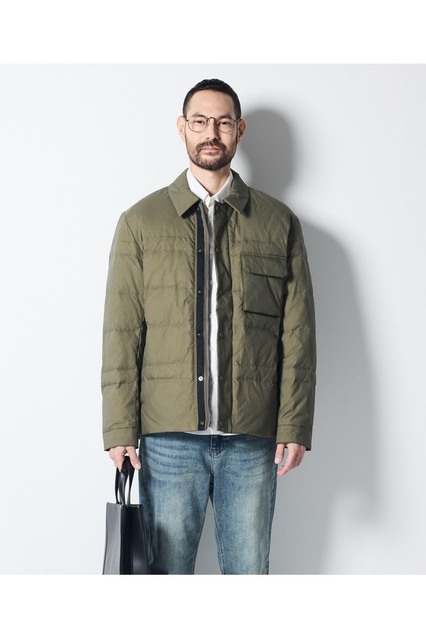 **덕다운 모던 유틸리티 자켓_카키 (클래식핏)**

세련된 남성 스타일을 완성하는 덕다운(Duck down) 모던 유틸리티 재킷입니다. 겨울철 보온성을 책임지는 두꺼운 두께감과 덕다운 충전재로 뛰어난 보온성을 제공합니다. 방수 기능과 경량 소재를 사용하여 활동성을 높였으며, 수트 칼라 디자인과 플레인 포켓 디테일로 비즈니스 캐주얼룩에 적합합니다. 클래식핏과 카키 컬러, 무지 패턴으로 미니멀하고 모던한 스타일을 연출할 수 있습니다. 출근룩과 비즈니스 상황에 활용하기 좋은 실용적인 아이템입니다.
