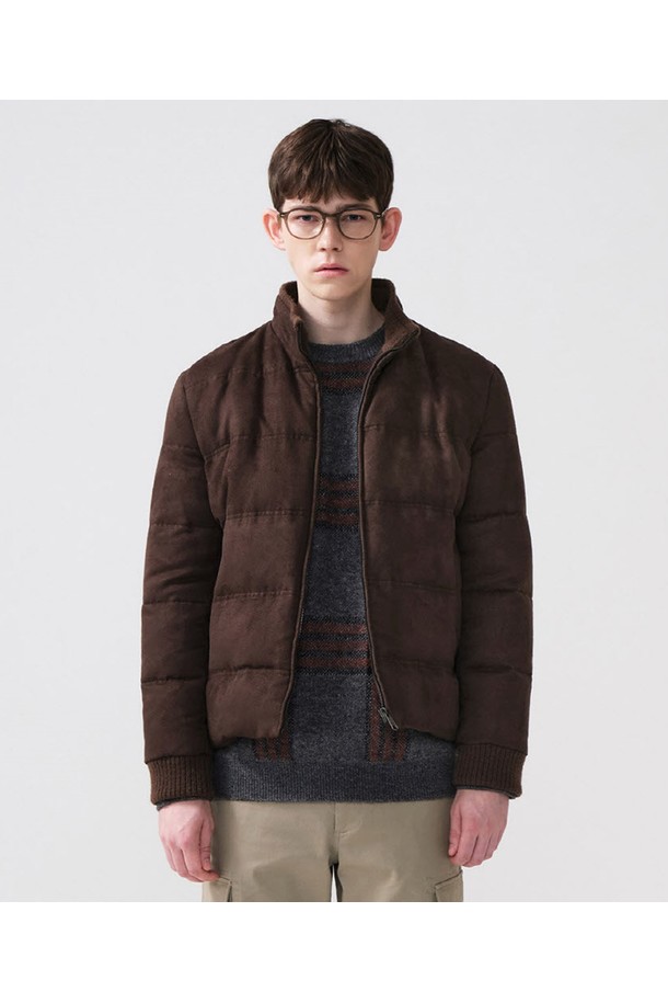 스웨이드 덕다운 점퍼_브라운 (클래식핏)은 겨울철 출근룩을 위한 남성용 아우터입니다. 부드러운 스웨이드 소재와 두꺼운 두께감으로 뛰어난 보온성을 제공하며, 클래식한 디자인과 무지 패턴이 특징입니다. 집업 방식으로 간편하게 착용할 수 있으며, 긴 소매 기장과 크롭 기장으로 활동성을 더했습니다. 덕다운 충전재를 사용하여 가볍고 따뜻하며, 미니멀한 스타일을 선호하는 분들께 추천합니다.
