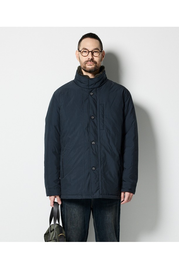 퍼에리 덕 다운 코트점퍼_네이비 (클래식핏)는 남성용 겨울 아우터로, 일상과 출근룩에 적합한 다운 코트입니다. 롱 기장의 무지 디자인에 네이비 컬러가 돋보이며, 클래식한 스타일을 연출합니다. 부드러운 촉감의 덕다운 소재와 두꺼운 두께감으로 뛰어난 보온성을 제공하며, 긴소매와 버튼 여밈, 퍼 디테일이 특징입니다. 클래식핏으로 제작되어 편안하면서도 세련된 핏을 선사합니다.
