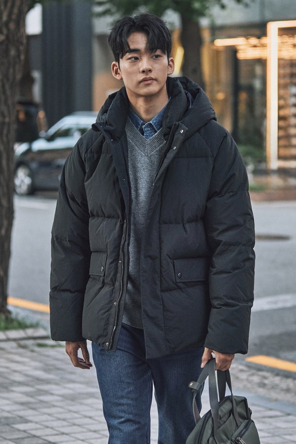 블랙 컬러의 후디 볼륨 덕 다운점퍼는 겨울철 캐주얼 및 스포티 스타일을 연출하기에 완벽한 아이템입니다. 넉넉한 오버핏으로 편안한 착용감을 선사하며, 레글런 소매와 하이넥 디자인이 특징입니다. 가볍고 따뜻한 덕다운 충전재와 기모 안감으로 보온성을 극대화하여 추운 날씨에도 쾌적함을 유지합니다. 무지 디자인으로 미니멀한 스타일을 선호하는 남성분들께 제격이며, 집업 방식으로 간편하게 착용 가능합니다. 부드러운 촉감과 긴 소매 기장으로 편안함과 스타일을 모두 갖춘 겨울 필수템입니다.
