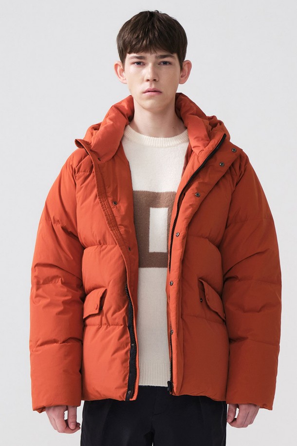톡톡 튀는 오렌지 컬러가 돋보이는 후디 볼륨 덕 다운 점퍼입니다. 가볍고 따뜻한 덕다운 충전재와 기모 안감으로 뛰어난 보온성을 제공하며, 부드러운 촉감으로 편안한 착용감을 선사합니다. 오버핏 디자인과 레글런 소매, 하이넥 디자인이 캐주얼하면서도 트렌디한 스타일을 연출합니다. 겨울철 여행룩, 캠핑룩 등 다양한 TPO에 활용 가능하며, 캐주얼, 미니멀, 고프코어 스타일을 즐겨 입는 고객에게 추천합니다. 집업 방식으로 간편하게 착용할 수 있으며, 숏패딩 기장으로 활동성을 높였습니다.

