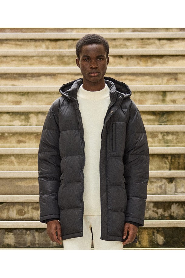 **후디 퀼팅 덕 다운 롱점퍼 (클래식핏) (블랙)**는 겨울철 보온성을 책임지는 남성용 롱점퍼입니다. 클래식한 스타일의 무지 디자인에 블랙 컬러로, 출근룩과 미니멀한 스타일 연출에 적합합니다. 덕다운 충전재와 두꺼운 두께감으로 뛰어난 보온성을 제공하며 퀼팅 디테일로 디자인의 완성도를 높였습니다. 후드와 긴 소매, 집업 여밈 방식으로 편안한 착용감을 선사합니다.
