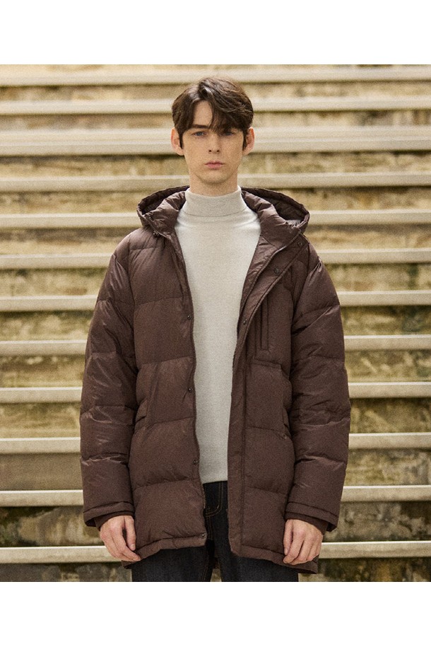 **후디 퀼팅 덕 다운 롱점퍼 (클래식핏) (브라운)**

남성용 후디 퀼팅 덕 다운 롱 점퍼입니다. 겨울철 보온성을 책임지는 두꺼운 두께감의 덕다운 충전재를 사용하여 따뜻하게 착용할 수 있습니다. 클래식한 스타일의 무지 디자인에 브라운 컬러로, 일상복으로 활용하기 좋습니다. 롱 기장과 집업 여밈 방식으로 편안하게 입고 벗을 수 있으며, 후드가 있어 더욱 따뜻하게 연출할 수 있습니다. 퀼팅 디테일이 돋보이는 디자인으로, 미니멀한 스타일을 선호하는 분들께 추천합니다.
