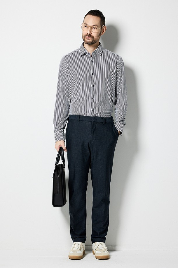 네이비 컬러의 트리코트 소재 슬림핏 셔츠입니다. 부드러운 촉감과 신축성으로 편안한 착용감을 선사하며, 주름 방지 기능으로 관리가 용이합니다. 차이나칼라 디자인과 레귤러 기장으로 제작되어, 출근룩과 비즈니스 캐주얼에 적합합니다. 베이직한 스타일로, 클래식, 미니멀, 캐주얼 등 다양한 분위기를 연출할 수 있습니다. 사계절 내내 활용 가능한 긴 소매 셔츠입니다.
