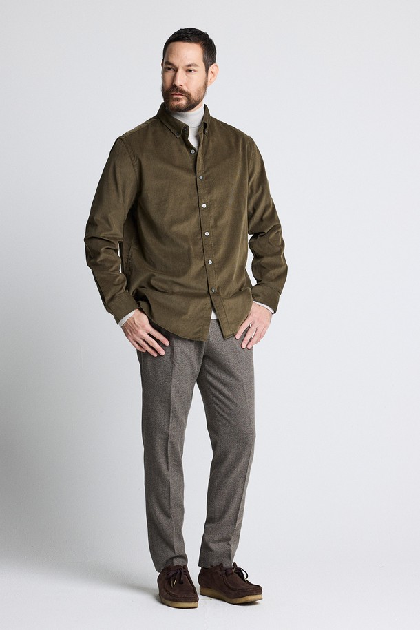 부드러운 소프트터치 소재의 아이보리 컬러 터틀넥 니트입니다. 클래식 핏으로 제작되어 가을, 겨울철 데일리룩, 데이트룩, 카페룩 등 다양한 TPO에 활용하기 좋습니다. 베이직하고 미니멀한 스타일 연출에 적합하며, 두꺼운 두께감으로 포근함을 선사합니다. 긴소매와 무지 디자인으로 어떤 하의와도 쉽게 매치할 수 있습니다.
