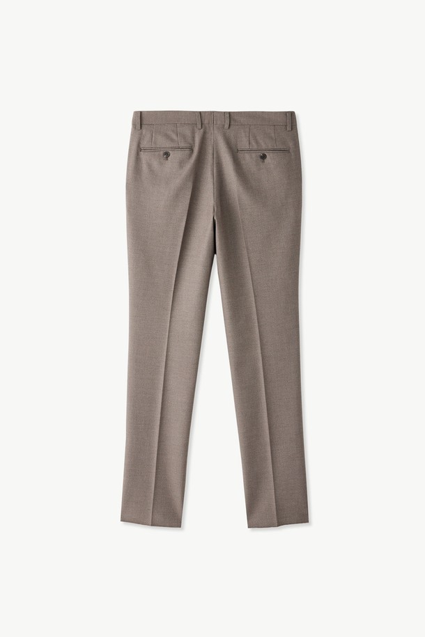 TR 솔리드 수트 팬츠 베이지 (슬림)는 남성용 수트 팬츠입니다. 포멀, 정장 용도로 제작되었으며, 사계절 착용이 가능합니다. 클래식하고 포멀한 스타일로, 오피스룩, 비즈니스 캐주얼, 회의룩에 적합합니다. 슬림핏으로 디자인되었으며, 폴리에스테르, 레이온, 폴리우레탄 혼방 소재로 제작되어 편안한 착용감을 제공합니다. 밑단 수선이 필요한 제품입니다.
